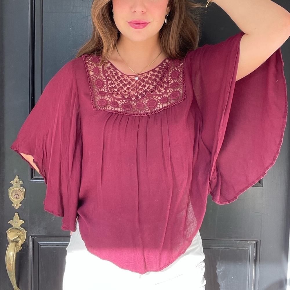 Beautiful flowy blouse 

The model is 5’7 and normally wears a size small